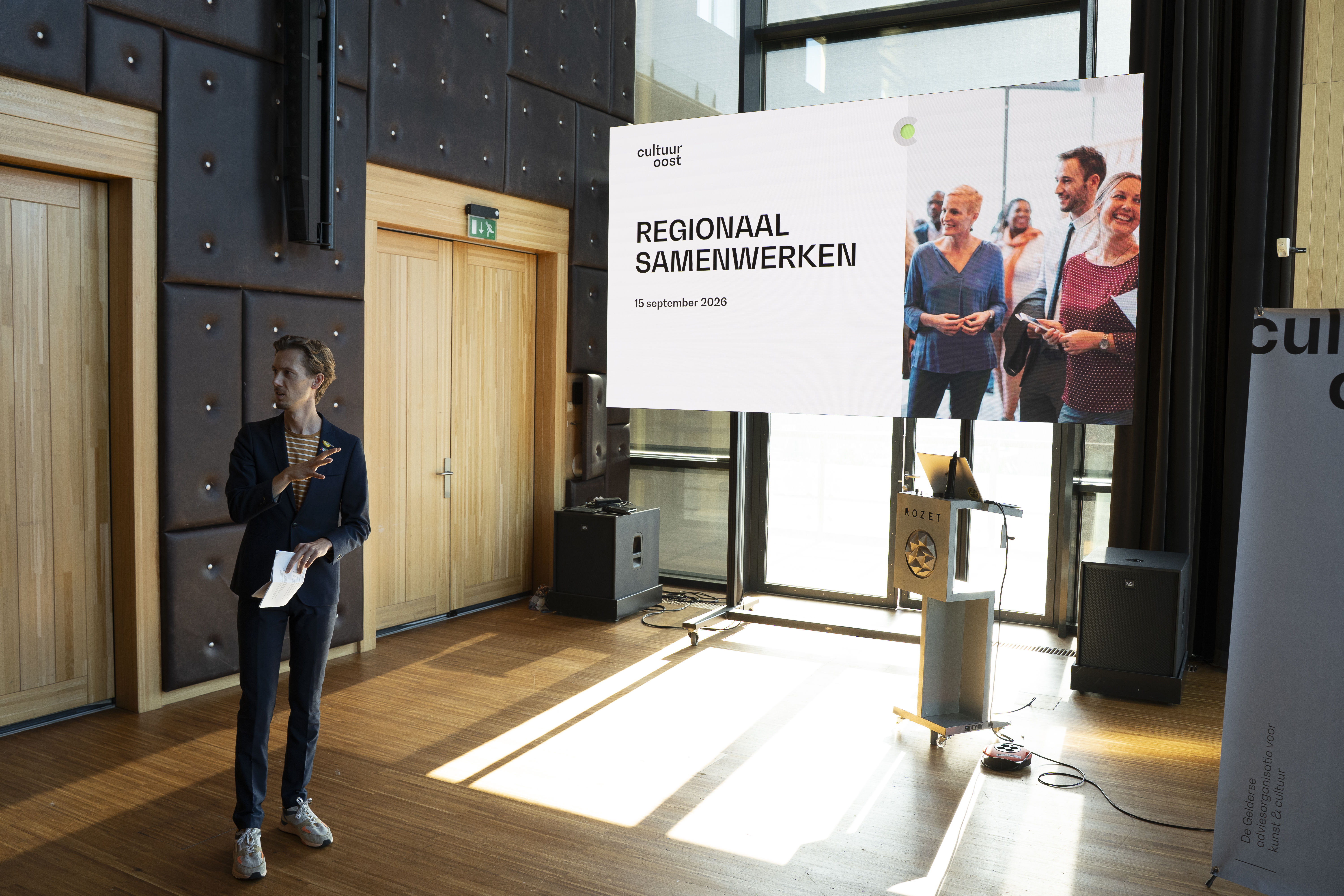 Dagvoorzitter Jelko opent het programma