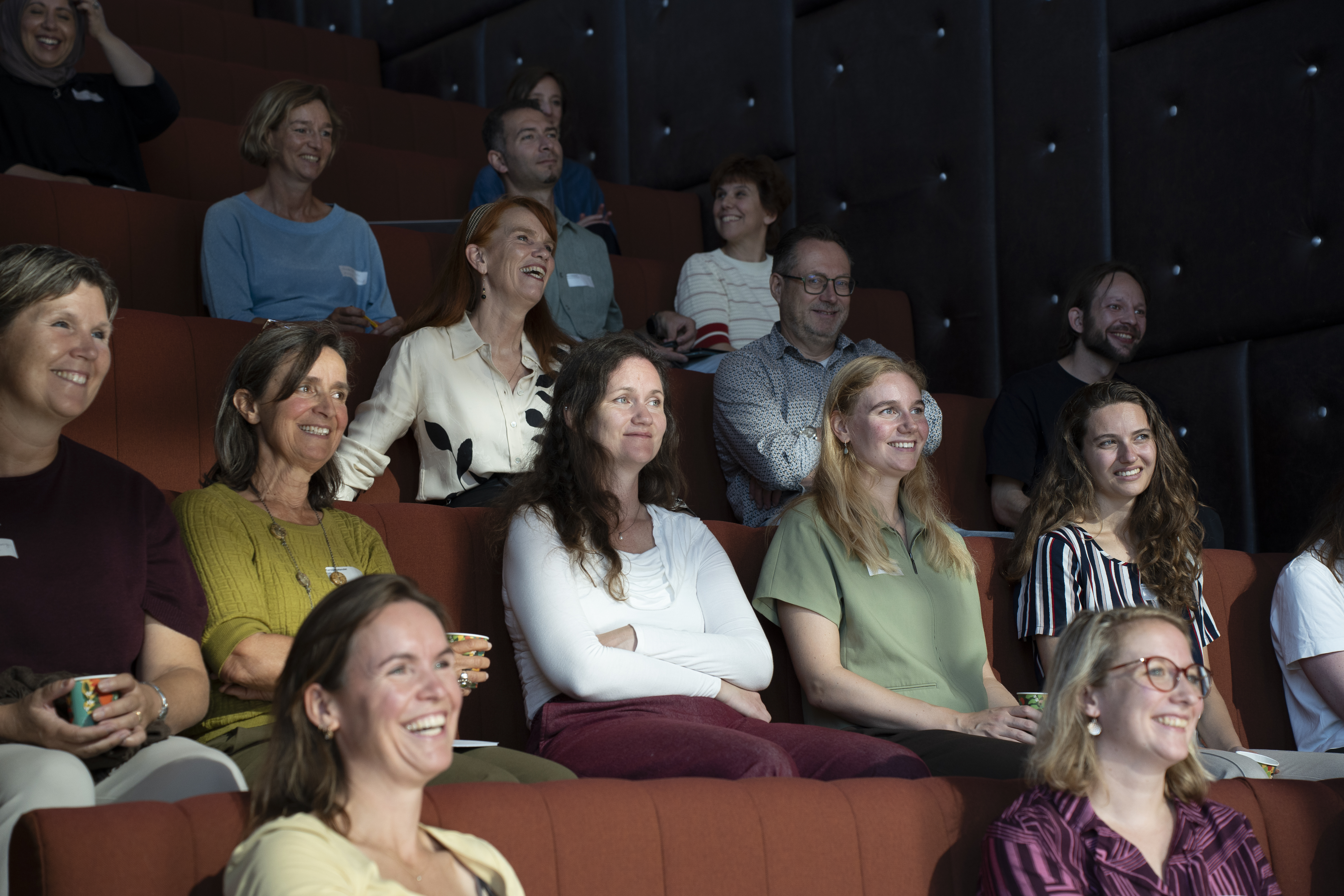 Deelnemers in de zaal tijdens de bijeenkomst