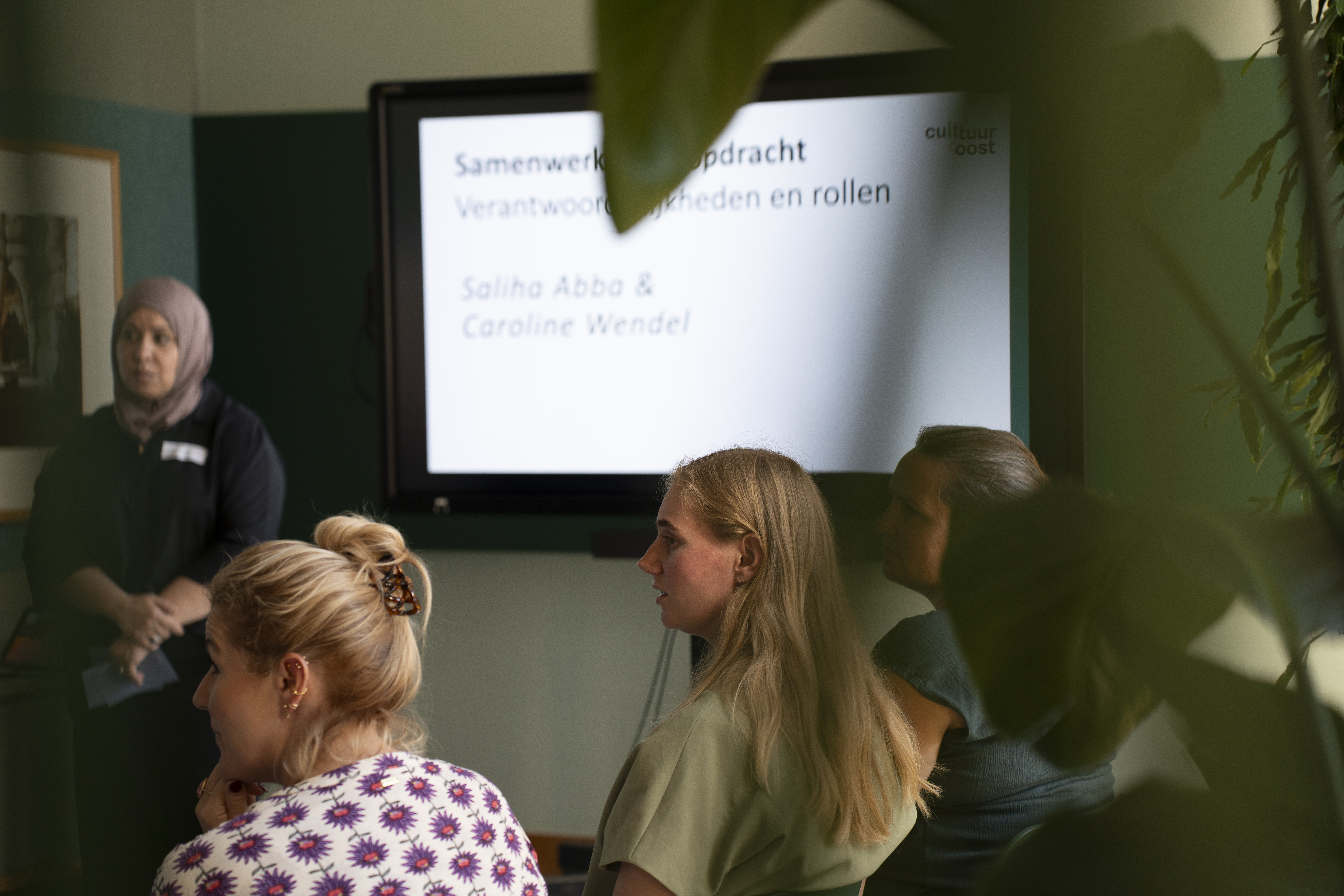 Deelnemers wisselen kennis met elkaar uit 