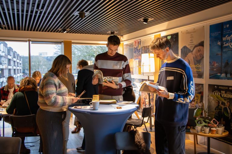 een groep mensen creëert 