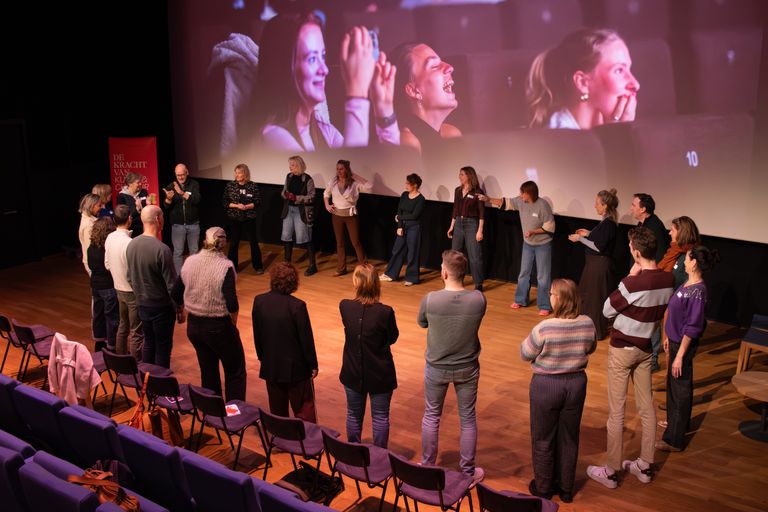 Een groep mensen in een cirkel