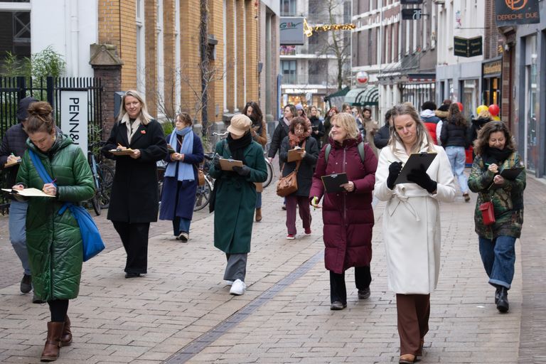 Mensen lopen in de stad